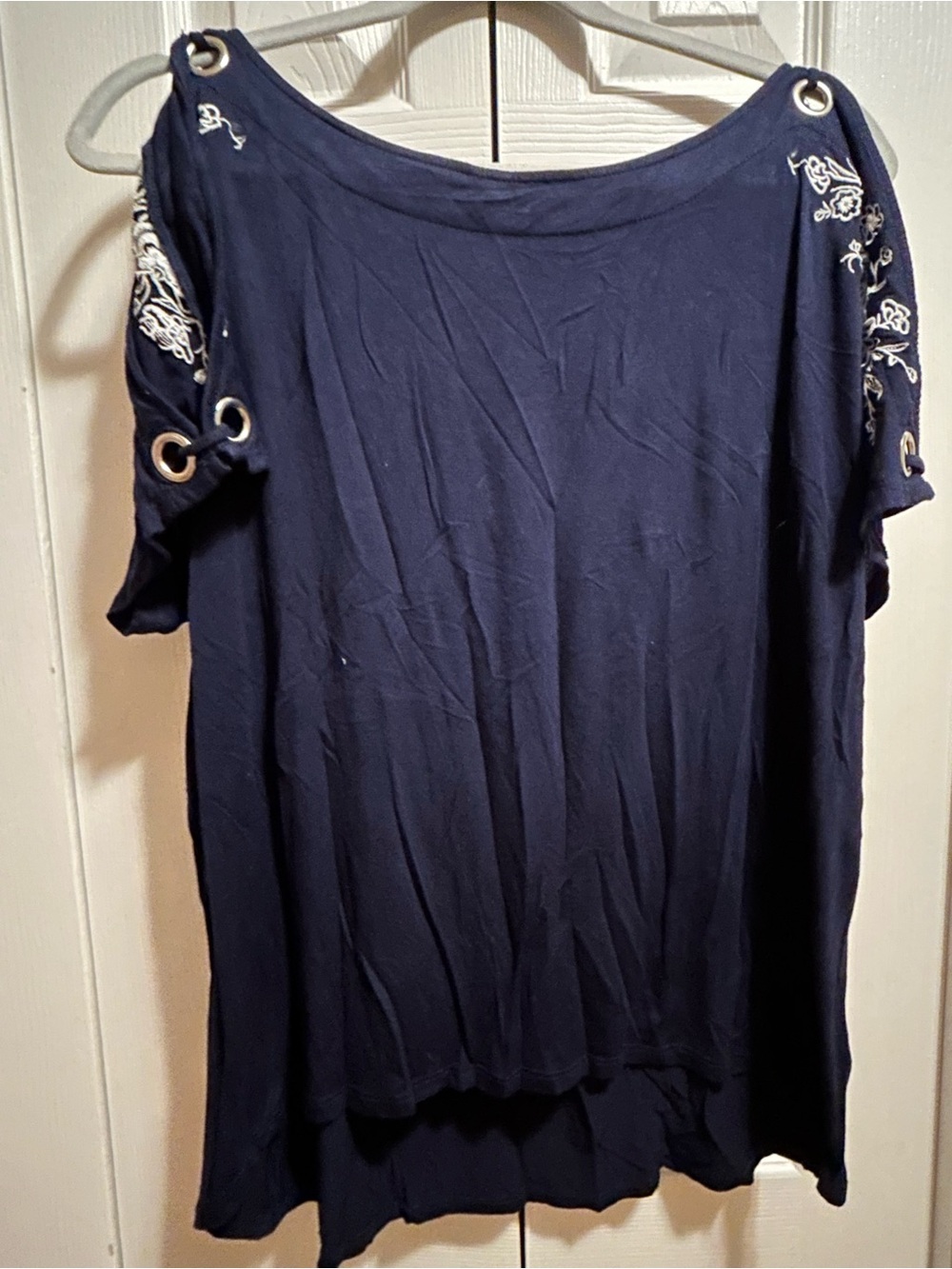 Cable & Gauge Navy Cold-Shoulder Tee with Embroidered Sleeves